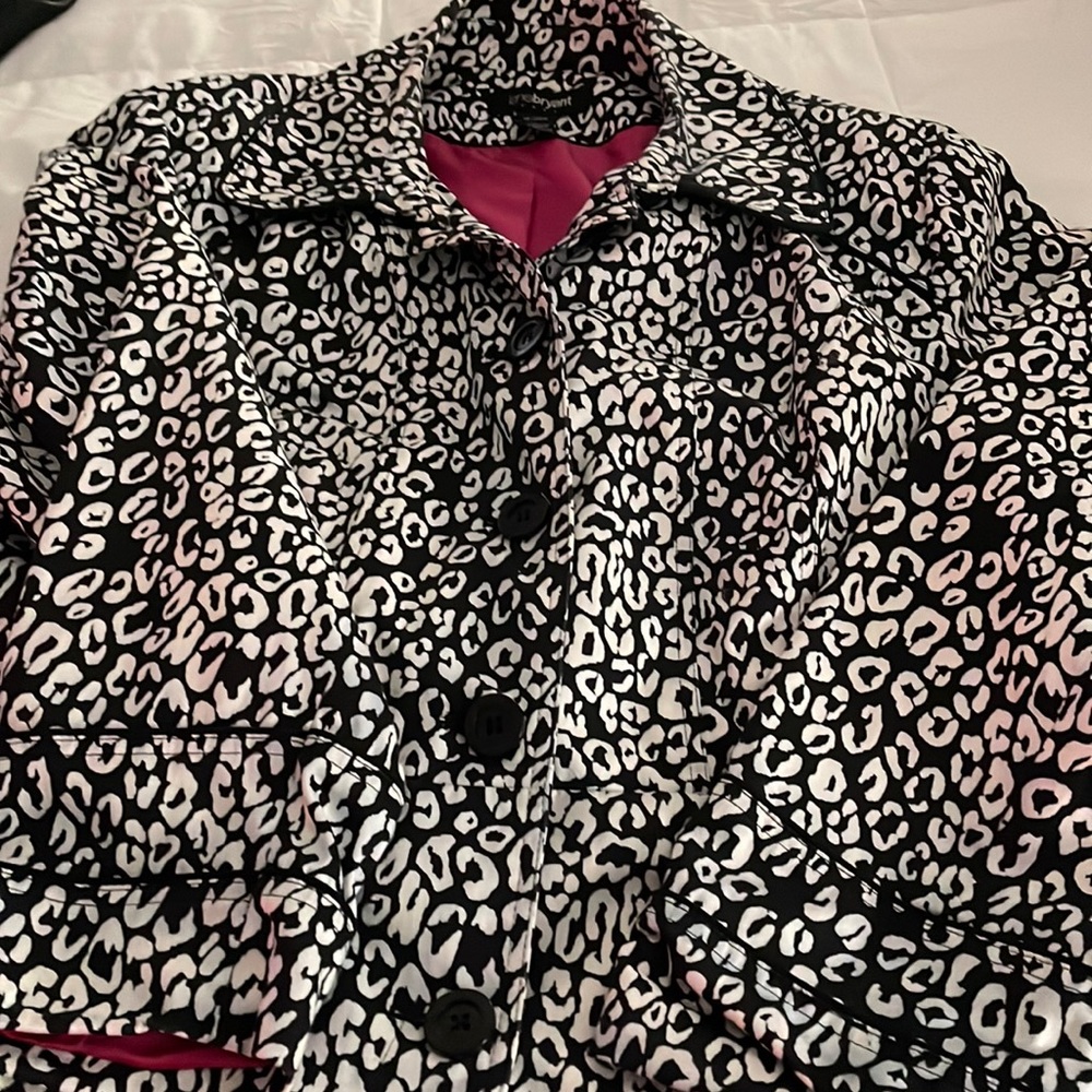 Beautiful Ladies Lane Bryant Size 18/20 Raincoat Black/White Abstract Pattern